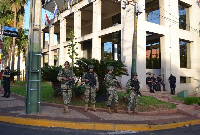 Efectivos militares rodearon el Congreso Nacional junto con los policías en marzo de 2017.