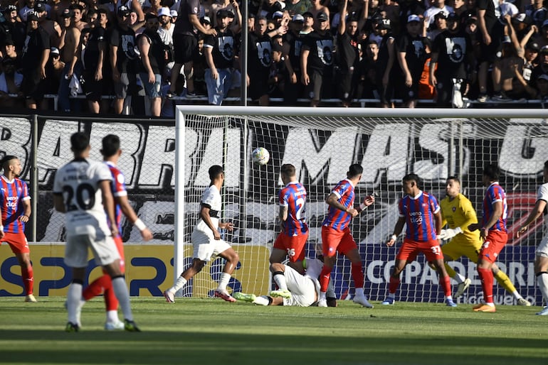 Richard Ortiz, el de los goles espectaculares, cooperó con su tanto para la goleada. No pudo completar el juego por lesión.