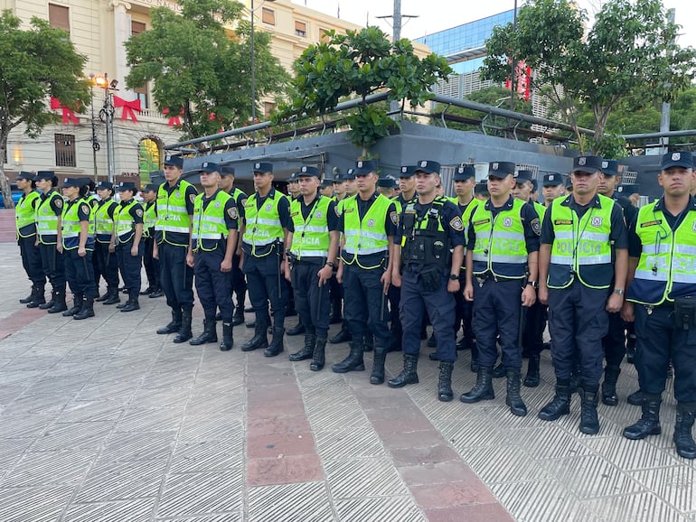 Unos 700 policías de la nueva camada de formación reducida ya están en las calles de Asunción.