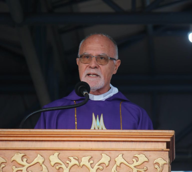 El padre Miguel Fritz presidió la misa en el cuarto día del novenario de la Virgen de los Milagros de Caacupé.