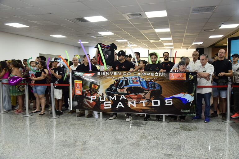 Con mucha emoción, familiares, amigos, fanáticos e integrantes del equipo Santos Racing recibieron ayer a nuestro compatriota.