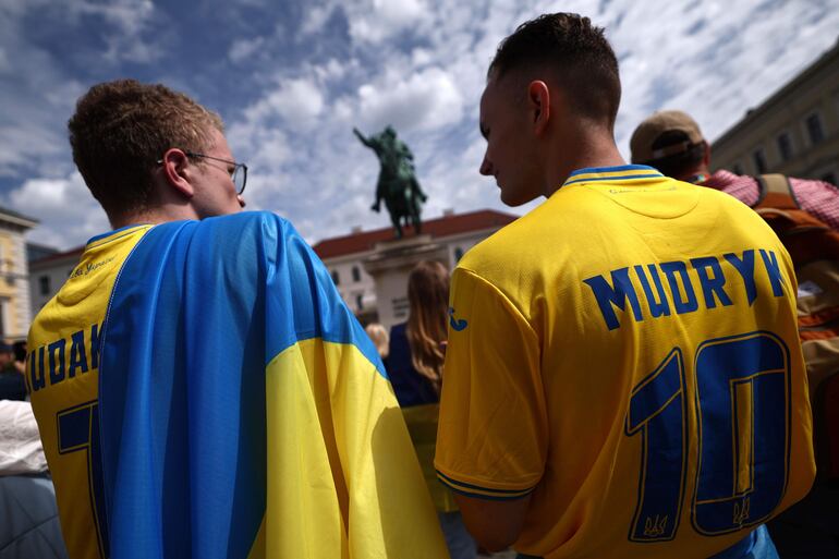 Los aficionados de Ucrania a horas del partido estreno en la Eurocopa 2024 frente a Rumanía en el estadio Allianz Arena, en Múnich, Alemania. 