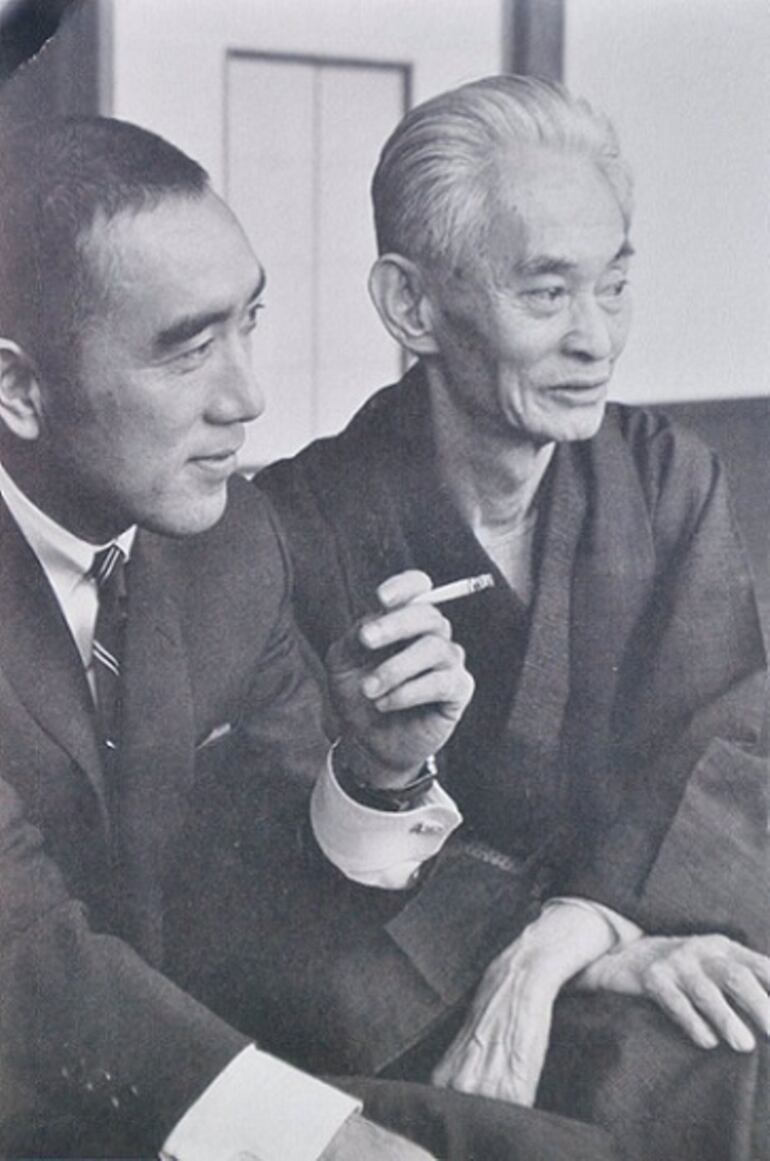 Yukio Mishima (1925 - 1970) y Yasunari Kawabata (1899 - 1972).