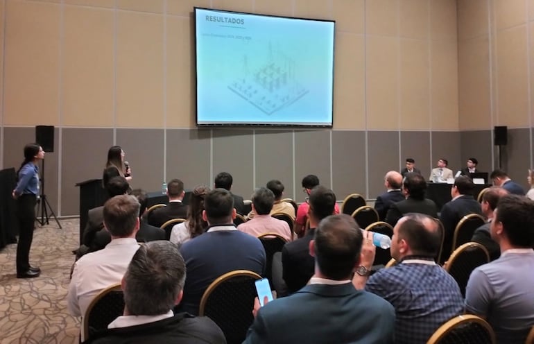 Cynthia Santacruz y Paloma Ocariz, durante su presentación en el XV Seminario del Sector Eléctrico Paraguayo.