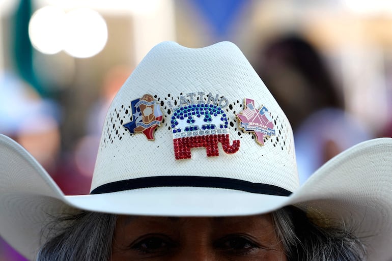  Un sombrero de vaquero con prendedores. 