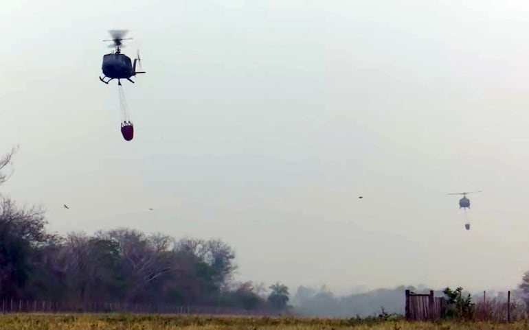 Helicópteros trabajan arrojando miles de litros de agua en la zona de Chovoreca.