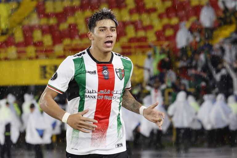 AMDEP1880. BOGOTÁ (COLOMBIA), 14/05/2024.- Junior Marabel de Palestino celebra su gol este martes, en un partido de la fase de grupos de la Copa Libertadores entre Millonarios y Palestino en el estadio Nemesio Camacho El Campín en Bogotá (Colombia). EFE/ Mauricio Dueñas Castañeda
