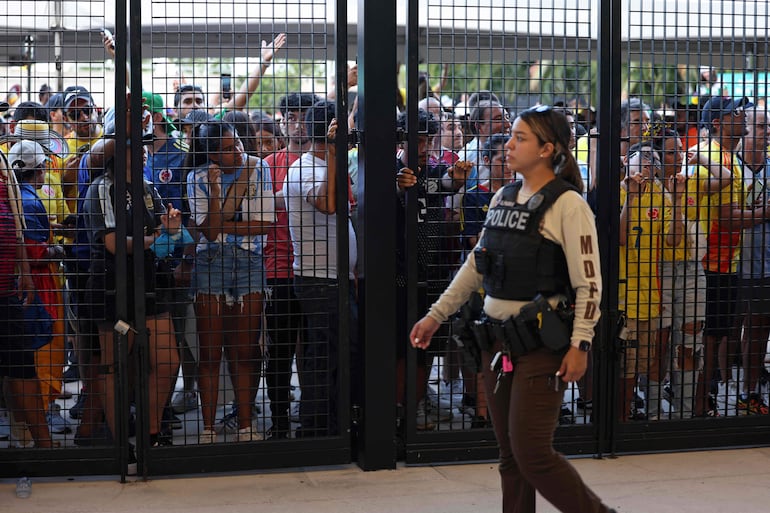 El ingreso al Hard Rock Stadium para la final de la Copa América 2024 fue desbordado por hinchas colombianos y argentinos, obligando al retraso del inicio del partido entre Argentina y Colombia. 