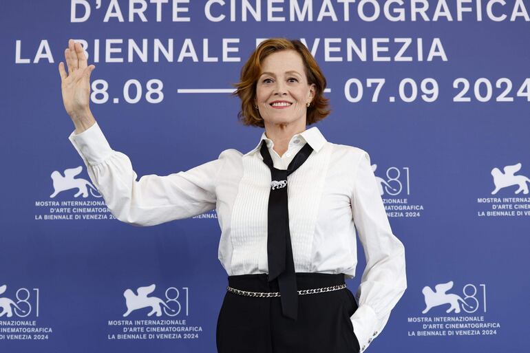 La actriz Sigourney Weaver saluda feliz a su llegada a la edición número 81 del Festival de Cine de Venecia, durante el cual recibirá el León de Oro por su trayectoria. (EFE/EPA/FABIO FRUSTACI)
