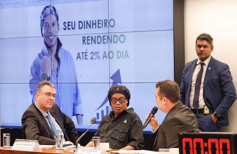 Ronaldinho Gaúcho, durante el interrogatorio de ayer ante el Congreso brasileño.