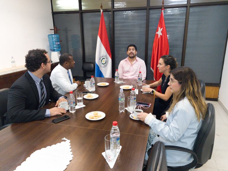 Francisco Márquez, Víctor Navarro, el diputado Mauricio Espínola, Elisa Trotta y Victoria Moriones.