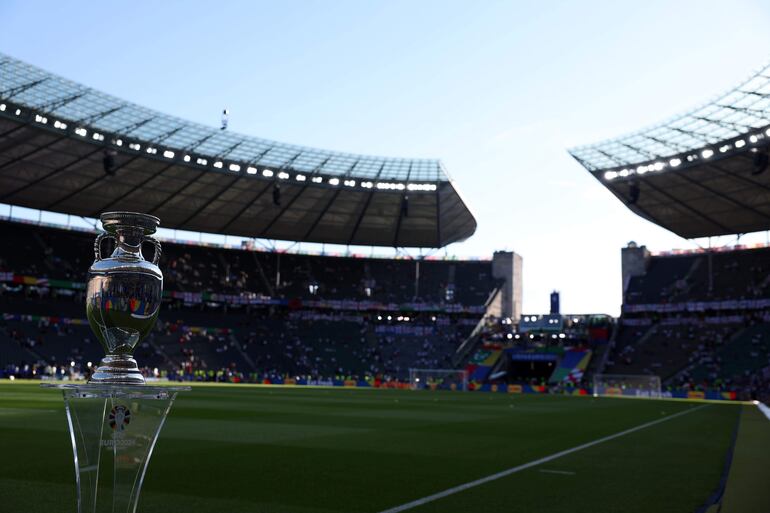 El trofeo de la Eurocopa aguarda por la final entre España e Inglaterra en el Olímpico de Berlín, en Alemania. 
