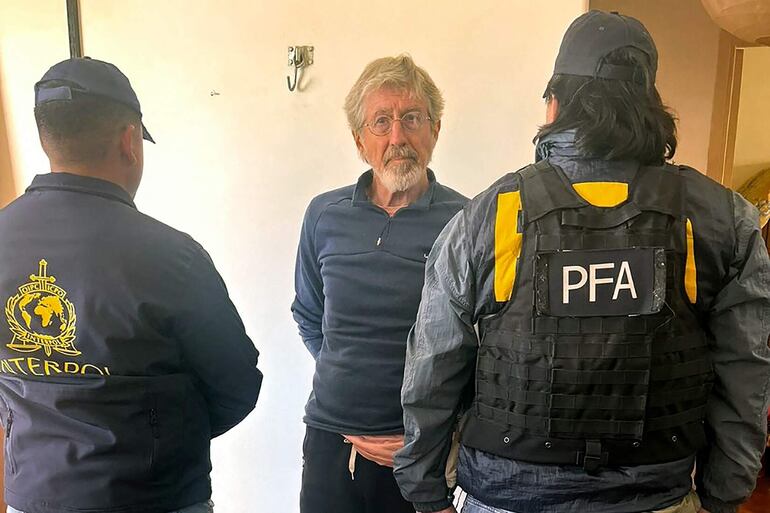 Foto publicada por el Ministro de Seguridad de Argentina del italiano Leonardo Bertulazzi, ex miembro del grupo armado marxista-leninista italiano las Brigadas Rojas, siendo arrestado por agentes de la Policía Federal Argentina (PFA) en Buenos Aires. Bertulazzi fue detenido después de que las autoridades argentinas le revocaran el estatus de refugiado que había obtenido en el país en 2004 y tras una nueva solicitud de extradición, dijo la policía italiana en un comunicado. (Foto por Folleto / Ministerio de Seguridad de Argentina / AFP)