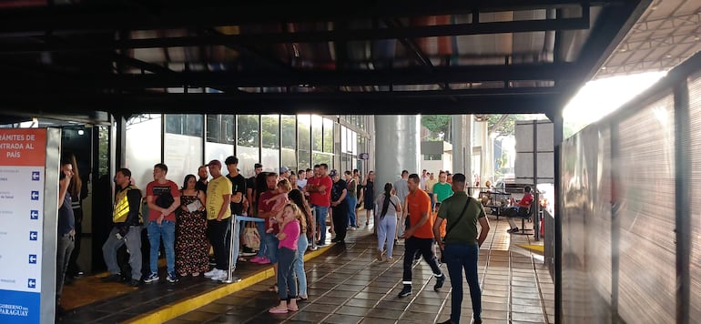 Un grupo de personas cuando esperaban para registrar su ingreso al país por el Puente de la Amistad.