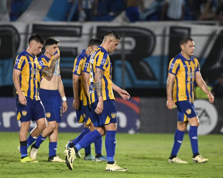 Los jugadores del Sportivo Luqueño abandonan el campo de juego del Defensores del Chaco en el partido frente a Racing por la Copa Sudamericana 2024.