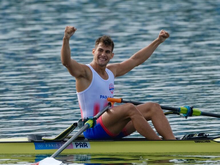 El paraguayo Javier Insfran después de las semifinales C/D en el remo individual masculino en los Juegos Olímpicos París 2024.