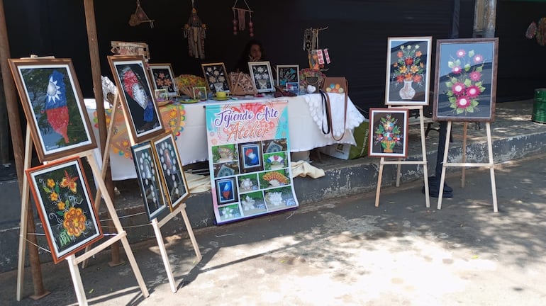 Los cuadros del precioso tejido se destacaron durante la feria.