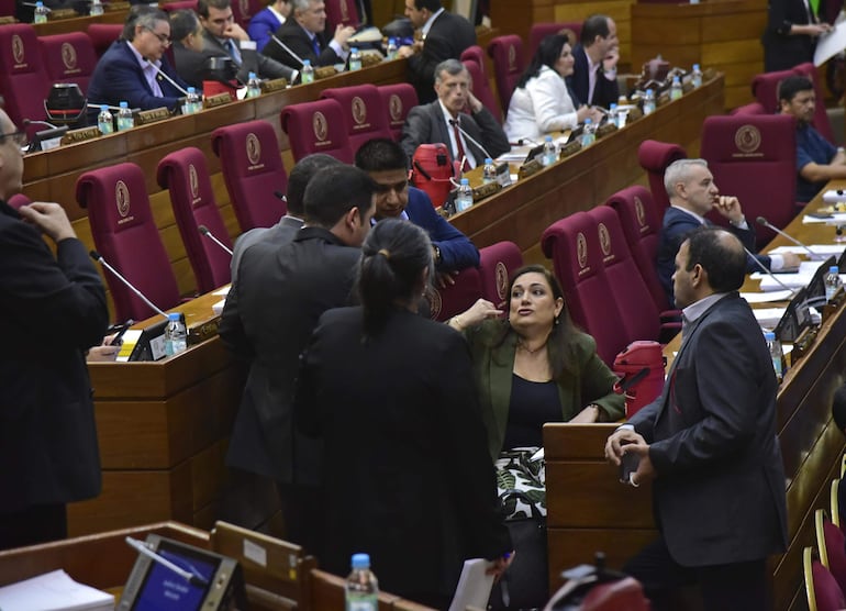 Cartistas dialogan durante la sesión de hoy.