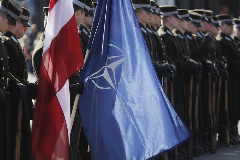 Militares de Letonia recuerdan el ingreso de su país a la OTAN, hace 20 años. 