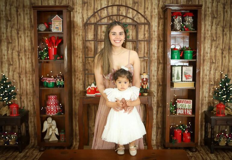 ¡Bellas, madre e hija! Kiara Aguilar y Aitana en su sesión de fotos navideñas.