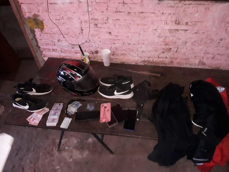 Algunas de las evidencias incautadas en el allanamiento en busca de los implicados en el asalto a bodega.