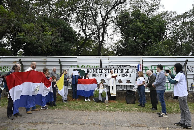 Manifestación de vecinos que se oponen a la destrucción del bosque urbano de San Vicente. Archivo.