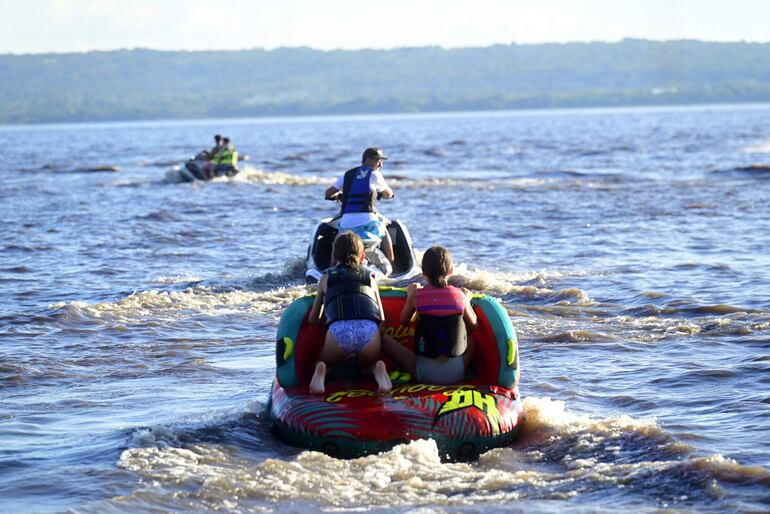 ¡Pura vida! y el punto de concentración para empezar bien la jornada en el Lago Ypacaraí.