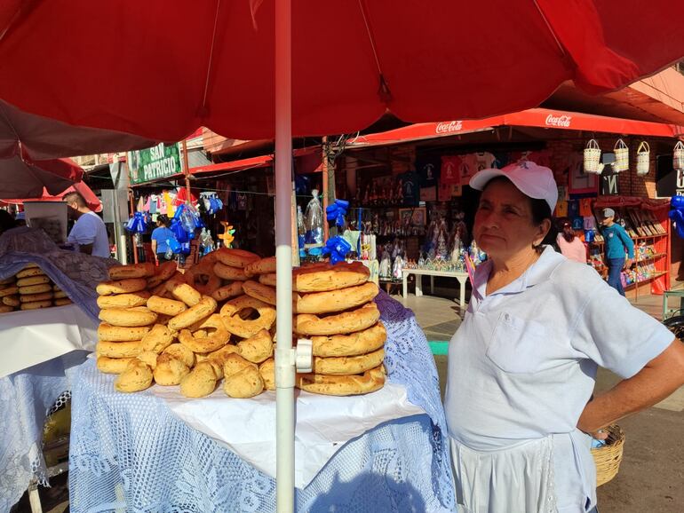 Saturnina Ramírez (66), es es una de las chiperas más antiguas de Caacupé.