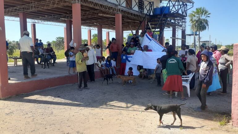 Pobladores Tomarahos de María Elena durante una manifestación realizada en su comunidad en reclamo de asistencia social.