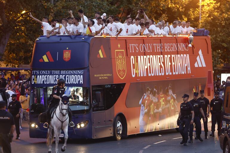 MADRID, 15/07/2024.- Los jugadores de la selección española celebran junto a miles de aficionados este lunes en Madrid, tras conseguir el título de campeones de la Eurocopa al vencer ayer en la final a Inglaterra. EFE/Sergio Pérez
