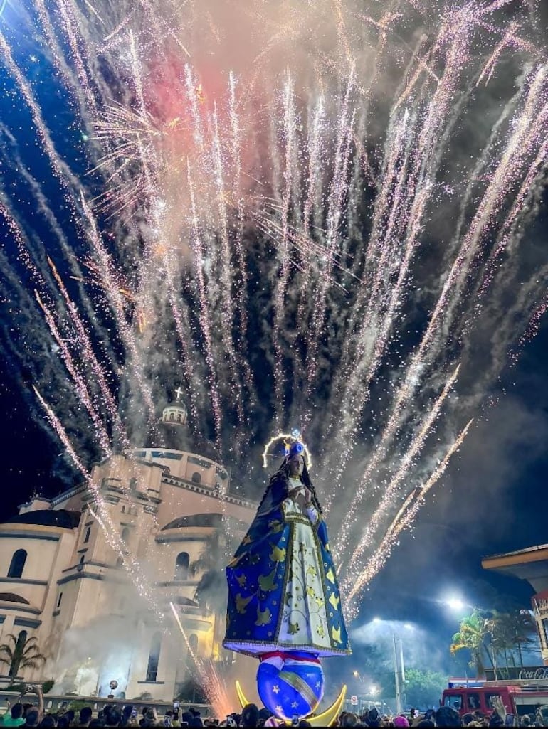 Se inauguró majestuosa escultura de la Virgen de Caacupé ubicada detrás de la Basílica.