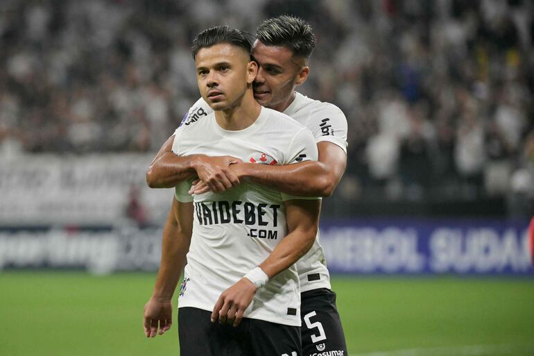 El paraguayo Ángel Romero, futbolista del Corinthians, festeja un gol en el partido ante Nacional por la fase de grupos de la Copa Sudamericana 2024 en el estadio Neo Química Arena, en São Paulo, Brasil.