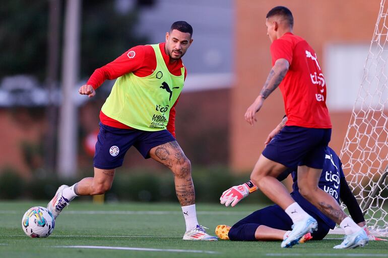 Antonio Sanabria, delantero de la selección de Paraguay, en la primera movilización del plantel en el Centro de Alto Rendimiento, en Ypané, Paraguay.