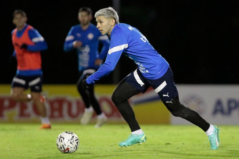 El jugador del Brighton, Julio Enciso, durante el entrenamiento de ayer.