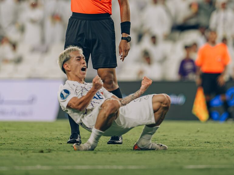 El paraguayo Matías Segovia, futbolista del Al Ain de Emiratos Árabes Unidos, festeja un gol en la Copa de la Liga.