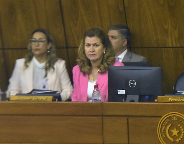 María Teresa Barán (centro), ministra de Salud Pública.