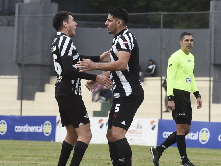 Los jugadores de Libertad festejan un gol en el partido ante Sportivo Ameliano por la ronda 20 del torneo Apertura 2024 del fútbol paraguayo en el estadio Arsenio Erico, en Asunción.