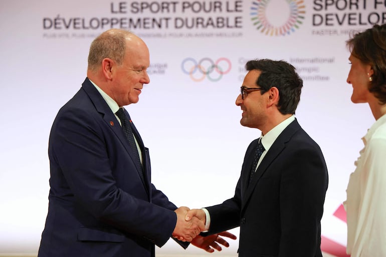 El Ministro saliente de Asuntos Exteriores y Europeos de Francia, Stéphane Sejourne, le da la mano al Príncipe Alberto II de Mónaco. Junto a ellos está la Ministra saliente de Deportes y Juegos Olímpicos de Francia, Amelie Oudea-Castera. (Ludovic MARIN / AFP)