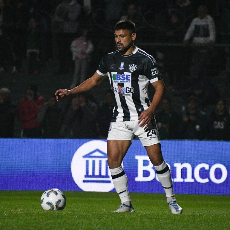 El zaguero Juan Gabriel Patiño Martínez (34 años), con la camiseta del Central Córdoba de Argentina.