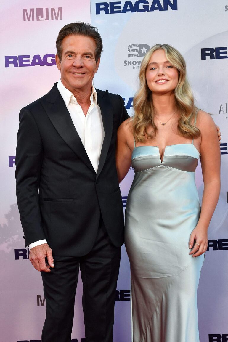 Dennis Quaid y su hija Zoe Grace Quaid. attend the premiere of "Reagan" at the TCL Chinese Theatre in Hollywood, California, August 20, 2024. (Photo by VALERIE MACON / AFP)