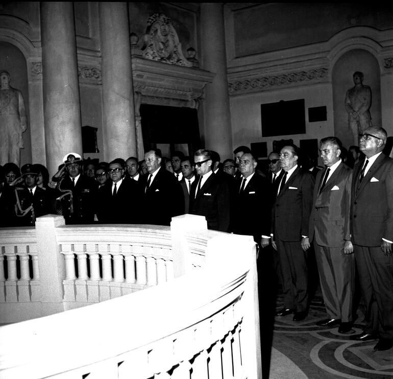 Homenaje a Carlos Antonio López en el Panteón Nacional de los Héroes donde reposas sus restos, el 10 de septiembre de 1968.