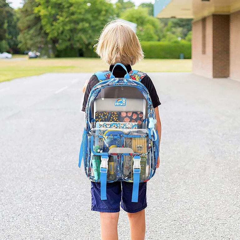 Imagen de referencia: un niño utilizando una mochila transparente.