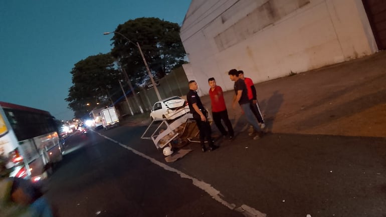 El carrito del reciclador quedó destruido luego del accidente de tránsito registrado en el kilómetro 27 de la ruta PY02.