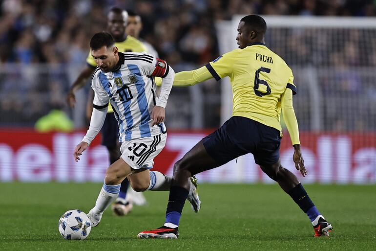 Lionel Messi, jugador de Argentina, disputa el balón con Willian Pacho, futbolista de Ecuador, en un partido de las Eliminatorias Sudamericanas al Mundial en el estadio Más Monumental, en Buenos Aires, Argentina.