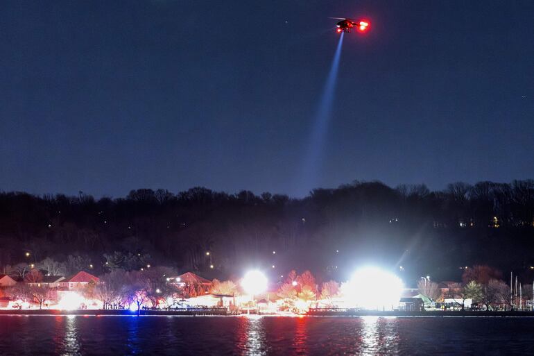 Los equipos de rescate buscan en el río Potomac después de que un avión comercial supuestamente colisionara con un helicóptero militar al acercarse al Aeropuerto Nacional Ronald Reagan en Washington, DC, EE.UU.