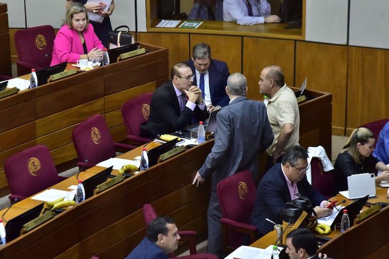 El senador cartista “Bachi” Núñez (d) conversa con el imputado Erico Galeano durante la sesión.