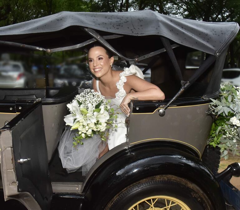 Oscar Guccione se encargó del ramo y de la decoración del auto antiguo de colección en el que llego la novia.