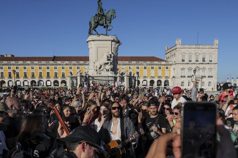 Jared Leto en medio de la gente durante su improvisado show en Lisboa.