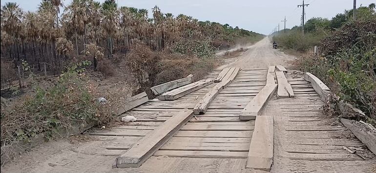 Este puente en precaria situación es preocupación de los automovilistas, ya que podría ceder en cualquier momento.