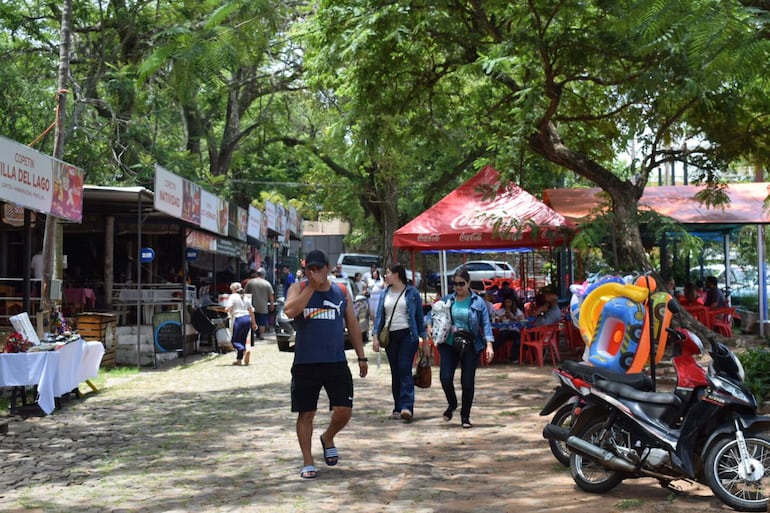 La gente aprovecha el fin de semana para visitar la ciudad veraniega.